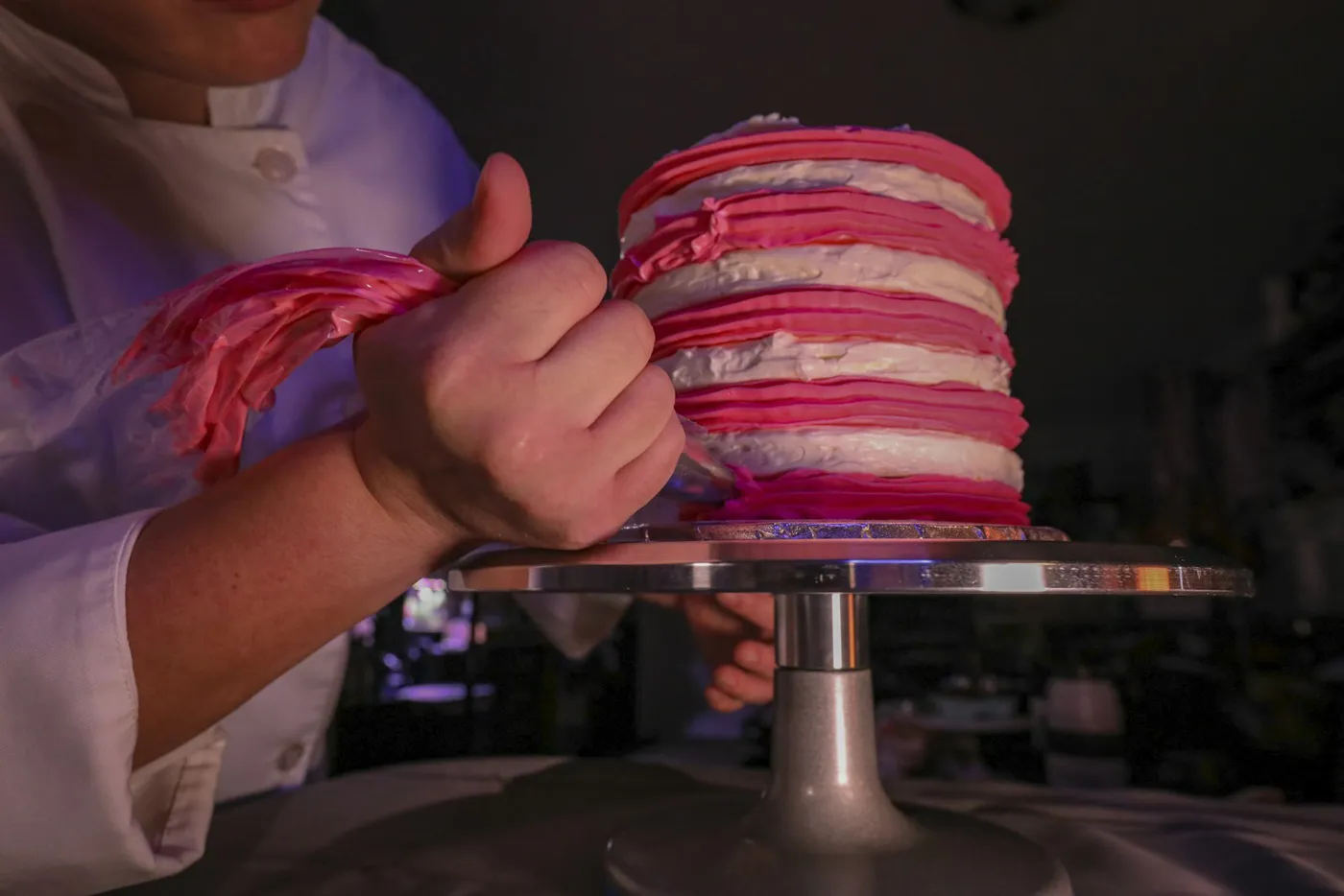 Décoration d'un gâteau à la poche à douille
